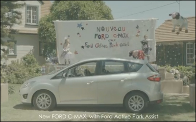 Ford Active Park Assist - Un chien conduit une voiture