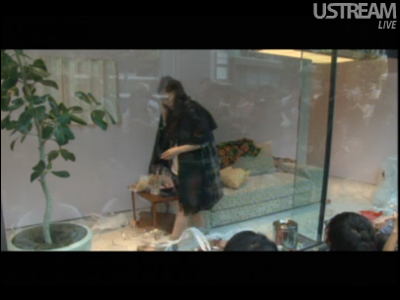 「050plus」あなたは初めて目撃する、ショーウィンドウ通話劇