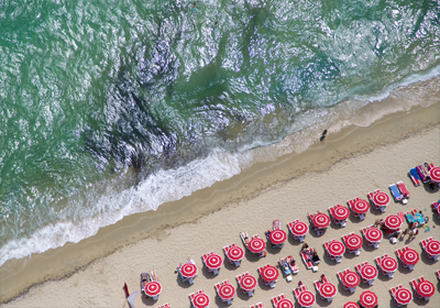 À LA PLAGE, À LA PISCINE