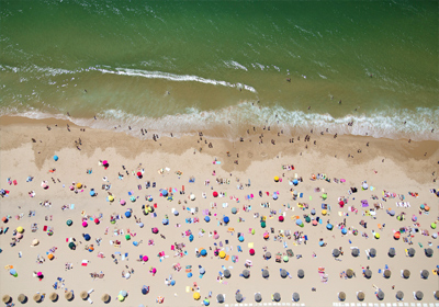À LA PLAGE, À LA PISCINE
