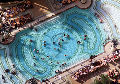 À LA PLAGE, À LA PISCINE