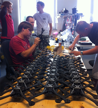 49 synchron angesteuerte Quadrocopter - voestalpine Klangwolke