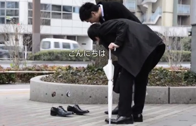 KIWI しゃべる靴、街に出現!【就活生・社会人応援篇】