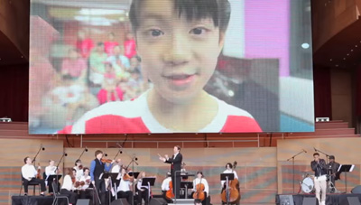 Diggy Simmons and Joshua Bell perform with 10 year old girl #forRMHC