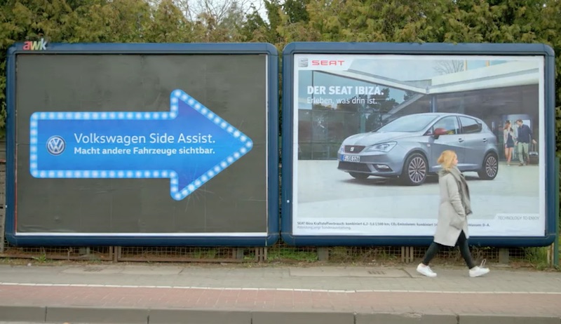 他社メーカー車の広告を注目させる フォルクスワーゲンの矢印広告 Arrows Mifdesign Antenna