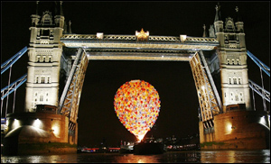 500 Balloons under Tower Bridge