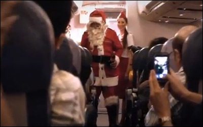 Santa Claus sorprende a pasajeros en el aire