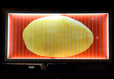 回転して絵柄が変わる看板を使って、材料そのままの味をストレートに伝えるマクドナルドの屋外広告