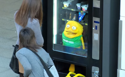 Hambrosio se cuela en una máquina de vending