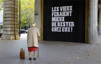 Les vieux feraient mieux de rester chez eux !