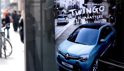 Nuova Renault Twingo sorprende Milano con realtà aumentata e pensiline speciali.
